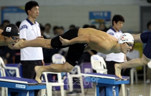 ‘마린보이’ 박태환이 20일 울산 문수실내수영장에서 열린 제84회 동아수영대회 2일째 남자 일반부 자유형 200m 결선에서 힘차게
 출발하고 있다.  울산｜김민성 기자 marineboy@donga.com 트위터 @bluemarine007
