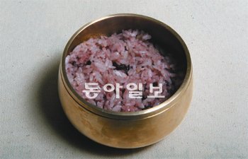 차진 잡곡밥을 ‘스댕’(스테인리스) 공기가 아닌 놋그릇에 담아 놓으니 더 먹음직스럽다. 그릇 하나 바꿨다고 음식이 더 맛깔스러워 보이는 것이 정말로 신기하다. 그릇 하나 달라졌다고 기분 좋으면…. 그릇 하나 바꾸면 되지 않겠는가. 인생이란 그런 소소한 것에서 재미를 찾는 것이다. 이종승 기자 urisesang@donga.com