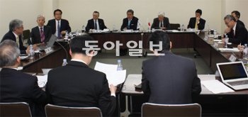 20일 한일 지식인들이 일본 도쿄 세계평화연구소에서 북한 로켓 발사 배경과 앞으로의
대응 방안을 논의하고 있다. 도쿄=배극인 특파원 bae2150@donga.com