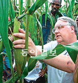 2009년 아프리카 부룬디를 방문한 하워드 버핏 씨가 옥수수밭에서 현지 농민에게 농사기술을 가르치고 있다. 월스트리트저널 홈페이지