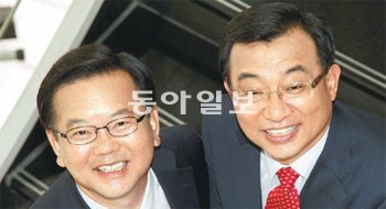 4·11총선에서 ‘적진’에 출마했다가 낙선한 새누리당 이정현(오른쪽), 민주통합당 김부겸 의원이 20일 서울 종로구 세종로 동아미디어센터 채널A 오픈스튜디오에서 ‘대담한 인터뷰’ 녹화에 앞서 활짝 웃고 있다. 변영욱 기자 cut@donga.com