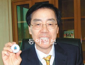 넥센 정광용 대표이사가 새로운 프리미엄급 골프공인 ‘세인트 나인’을 든 채 포즈를 취했다. 김종석 기자 kjs0123@donga.com