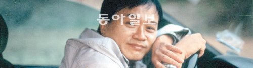 13년 만에 시집 ‘와온 바다’를 펴낸 곽재구 시인. 그는 “와온 마을 가는 길에 핀 하양 노랑 분홍 보라 꽃들이 어질고 착하게 살아가는 우리나라 사람들의 얼굴을 닮았다”면서 “내가 쓸 맨 나중의 시 한 편 또한 그런 얼굴이었으면 좋겠다”고 소박한 바람을 전했다. 창비 제공