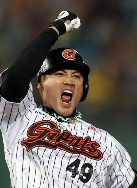 ‘쾌남아’로 불리는 롯데 홍성흔은 빼어난 야구실력뿐 아니라 스타성까지 갖춘 몇 안 되는 선수 중 하나다. 수많은 팬들을 몰고 
다니는 그는 트위터 인터뷰 내내 팬들의 질문에 솔직하게 답하며 또 한번 ‘친절한 성흔씨’의 모습도 과시했다. 스포츠동아DB