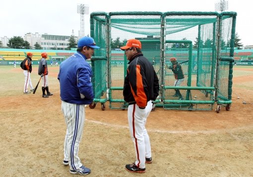 류중일 감독(왼쪽)-한대화 감독. 사진제공｜스포츠코리아