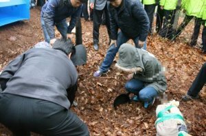 험담을 한다는 이유로 야구방망이 등으로 수시간동안 백모(18)양을 폭행해 숨지게 한 뒤 인근 공원에 암매장한 구모(18)군 등이 22일 오전 10시께 경기 고양시 덕양구 한 공원에서 현장검증을 하고 있다. 뉴시스