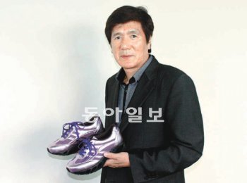 25년여 동안 굽 없는 기능성 신발을 만들어 수출해온 파라드의 박영설 대표가 새로 디자인한 제품을 들어 보이고 있다. 파라드는 다음 달 서울 강남지역에 매장을 내고 본격적으로 국내시장 공략에 나선다. 파라드 제공