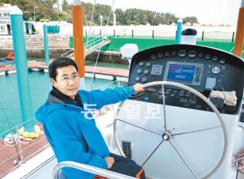22일 ㈜제이엠그랑블루요트의 김태문 대표가 제주 서귀포시 대포항에 정박한 호화 요
트 ‘그랑블루620’의 조종실에서 포즈를 취하고 있다. ㈜제이엠그랑블루요트 제공
