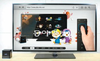 다음커뮤니케이션이 20일 스마트TV 시장에 뛰어들었다. 셋톱박스(왼쪽)를 TV에 연결하면 전용 리모컨(오른쪽)으로 지상파 방송이나 포털 다음의 각종 콘텐츠를 손쉽게 즐길 수 있다. 다음커뮤니케이션 제공