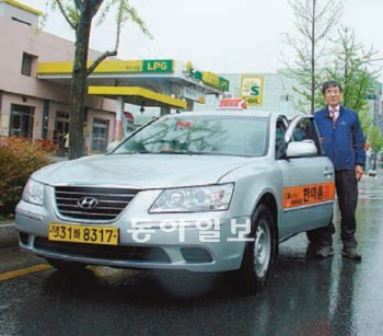 21일 오전 대구 수성구 황금동 한 택시회사에서 서환종 대구시 대중교통과장이 일일 택시기사 체험을 하고 있다. 대구시 제공