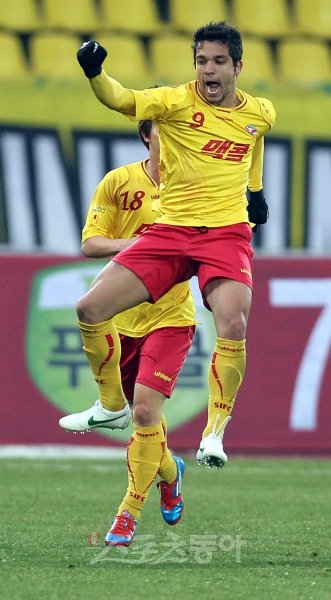 22일 오후 성남 탄천종합운동장에서 열린 성남일화와 광주FC의 경기에서 성남이 4-2로 역전승을 거뒀다. 성남 에벨톤이 두번째 골을 터트린 후 세레모니를 펼치고 있다. 탄천ㅣ박화용 기자 inphoto@donga.com 트위터 @seven7sola