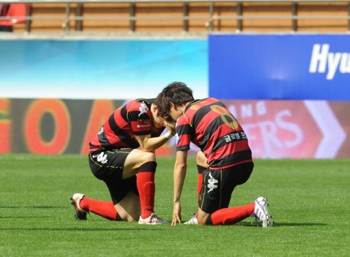 포항 황진성(오른쪽)이 22일 전북과 K리그 홈경기에서 결승골을 넣은 뒤 동료와 기쁨을 나누고 있다. 사진제공｜포항 스틸러스