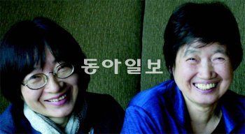 2004년 경기 구리시 아치울 마을 자택에서 박완서 선생(오른쪽)과 장녀 호원숙 씨.