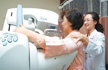 이대여성암전문병원 의료진이 디지털 유방촬영기로 유방암 검사를 하고 있다. 유방암은 조기에 발견하면 완치율이 90%를 넘을 정도로 의술이 발전됐다. 이대여성암전문병원 제공