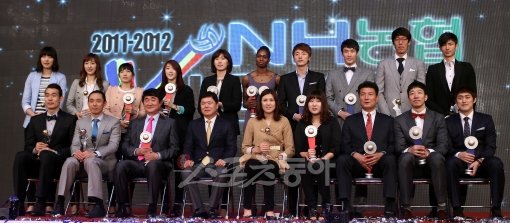 23일 장충체육관에서 열린 2011∼2012시즌 프로배구 V리그 시상식에서 남녀부 부문별 수상자들이 기념촬영을 하고 있다. 박화용 기자 inphoto@donga.com 트위터 @seven7sola