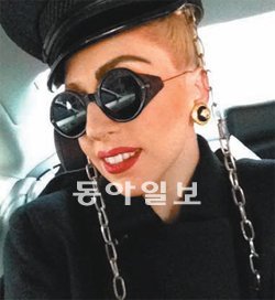 가가는 23일 자신의 트위터에 체인이 달린 모자와 동그란 선글라스를 쓴 사진도 공개했다. 사진 출처 레이디 가가 트위터