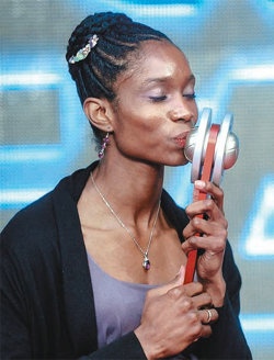 프로배구 여자부 인삼공사의 첫 통합 우승을 이끈 몬타뇨 마델레이네가 23일 서울 중구 장충실내체육관에서 열린 2011∼2012시즌 시상식에서 정규 리그 최우수선수(MVP)에 오른 뒤 트로피에 입을 맞추고 있다. 남자부 MVP는 삼성화재의 가빈 슈미트가 수상했다. 뉴시스