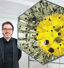 용암과 특수유리를 사용한 만화경 앞에선 올라푸르 엘리아손 씨. 고미석 기자 mskoh119@donga.com