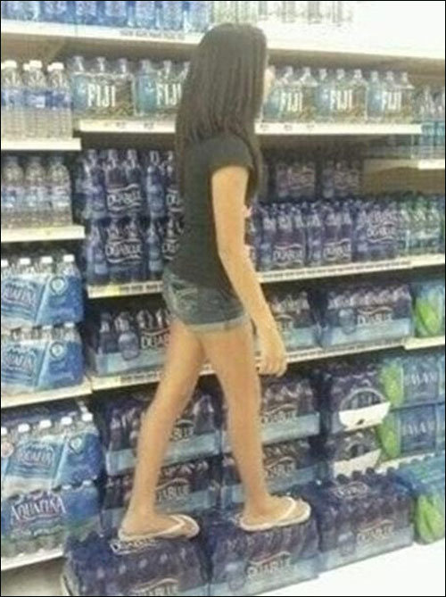 물 위를 걷는 소녀 사진 화제