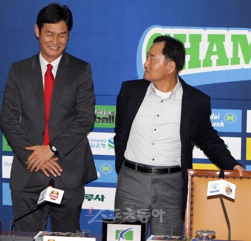 울산 김호곤(오른쪽), 서울 최용수 감독은 25일 맞대결을 앞두고 전화통화를 했다. 훈훈한 대화 속에 날카로운 칼이 숨어 있었다. 작년 6강 플레이오프 기자회견장에서 만나 환하게 웃고 있는 두 감독. 스포츠동아DB
