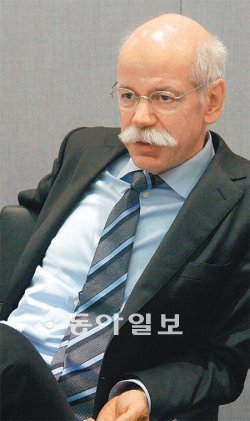 23일 ‘2012 오토 차이나(베이징국제모터쇼)’에서 만난 디터 제체 다임러그룹 회장은 “앞으로 세계적인 한국 IT기업들과의 협력 방안을 모색하겠다”고 말했다. 베이징=이진석 기자 gene@donga.com