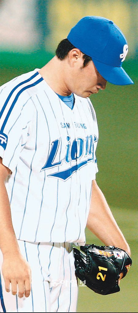 삼성 오승환이 완전히 체면을 구겼다. 24일 롯데와의 경기에서 2-0으로 앞선 9회초 등판해 2아웃을 잡는 동안 홈런 1개를 
포함해 4안타 6실점 하며 1013일 만에 패전 투수가 됐다. 6실점은 개인 한 경기 최다 실점이다. 동아일보DB