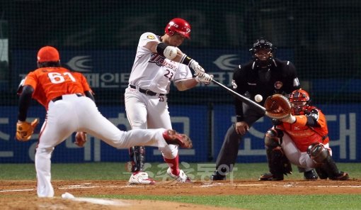 ‘한국인 최초 투수 빅리거 VS 한국인 최초 타자 빅리거!’ 24일 광주 한화-KIA전은 박찬호와 윤석민의 대결로 관심을 모았다. 하지만 또 하나의 볼거리가 있었다. 전직 메이저리거 끼리의 대결이었다. 3회말 KIA 최희섭(왼쪽 2번째)이 한화 박찬호(왼쪽 끝)를 상대로 타격을 하고 있다. 광주｜김종원 기자 won@donga.com 트위터@beanjjun