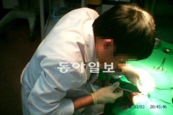지방의 H병원에서 근무하는 PA가 병원을 찾은 김일호 대한전공의협의회장의 손을 수술하고 있다. 대한전공의협의회 제공