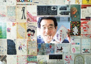 20일 오후 서울 종로구 세종로 동아미디어센터에서 40년 전 엽서들 사이에 선 김병우 전 동아방송 PD. 그는 “엽서를 찾았을 때 잃어버린 보물을 발견한 듯 말할 수 없는 감회에 휩싸였다”고 말했다. 장승윤 기자 tomato99@donga.com