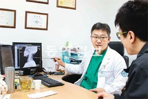 지난해 11월 문을 연 대전 중구 목동 대전튼튼병원 김용석 병원장(왼쪽)은 “비수술적 시술을 통해 튼튼한 척추와 관절을 지향한다”고 말했다.