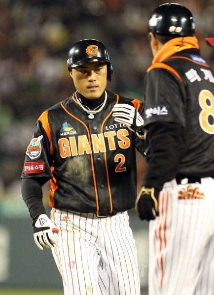 롯데 조성환은 무려 4년 동안이나 오른쪽 어깨가 아팠지만 꾹 참고 경기를 뛰었다. 롯데 팬들에게  ‘박정태의 후계자’, ‘롯데의 영원한 캡틴’으로 불리는 이유다.  스포츠동아DB