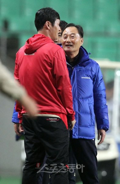 김호곤 울산감독(오른쪽)과 최용수 서울감독. 스포츠동아DB