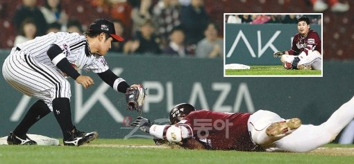 프로 데뷔 2번째 3루타가 눈앞에 있었지만 어이없게도 다리가 풀리고 말았다. 넥센 허도환(큰 사진 왼쪽)이 24일 잠실 LG전 
4회초 2사 2루서 우중간을 가르는 2루타를 날린 뒤 3루까지 뛰었지만 갑자기 넘어지며 아웃되고 있다. 그대로 이닝이 끝나자 
허도환은 허탈한 듯 한동안 주저앉아 있었다.(작은 사진) 잠실｜박화용 기자 inphoto@donga.com 트위터 
@seven7sol