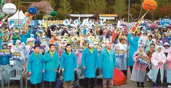 한국자유총연맹이 25일 전북 고창군 선운산 도립공원 안 광장에서 ‘북한의 대남 선전포고 규탄, 국민통합 한마음 등반대회’를 열고 있다. 고창=이형주 기자 peneye09@donga.com