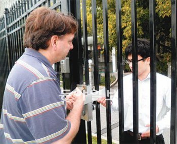 지난해 6월 중국대사관 철문을 통해 대사관 직원에게 탈북자 송환 금지를 촉구하는 서한을 전달하는 모습.
