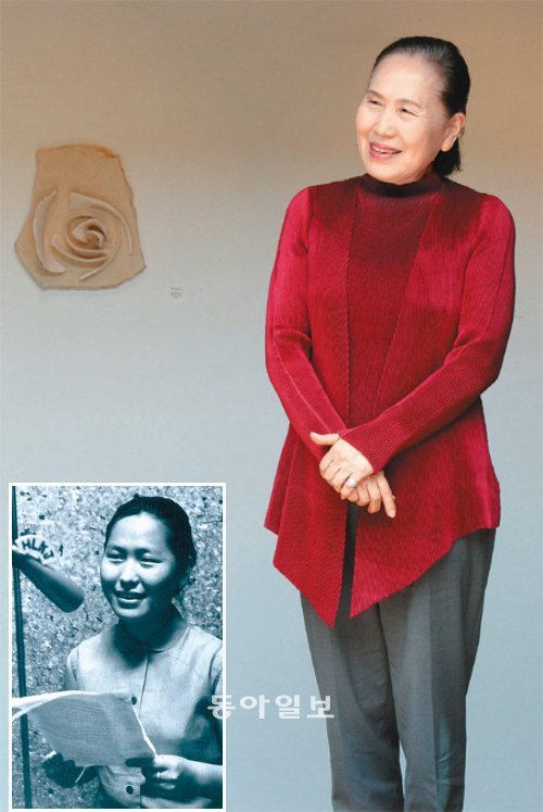 이화여대 재학시절인 1963년 동아방송 1기 성우로 입사해 방송 활동을 했던 박정자 씨는 “그것도 배우로 가기 위한 과정이었다. 방송 경험이 대사 발성에 큰 도움이 됐다”고
회상했다. 작은 사진은 1964년 동아방송에서 성우로 활동하던 20대 때의 모습. 김경제 기자 kjk5873@donga.com