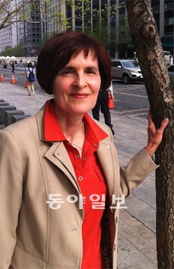 한글로 먼저 쓰고 영문으로 옮겨 적었다. 이달 말 2개 언어로 쓴 생애 첫 시집 ‘판문점에
서의 차 한잔’을 펴내는 테레사 현(현태리) 캐나다 요크대 교수. 황인찬 기자 hic@donga.com