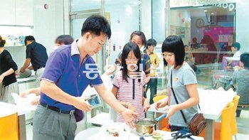 함께 요리도 만들고… 대구 달서구 평생학습마을로 선정된 월성푸르지오 주민들이 요리교실에서 음식을 만들고 있다. 월성푸르지오 제공