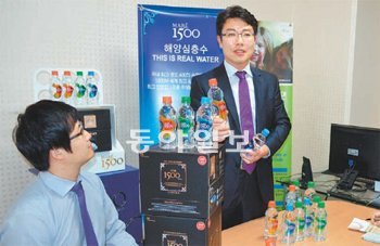 해양심층수 전문기업인 마레의 이성진 사장(오른쪽)이 24일 인천 연수구 연수동의 회사 회의실에서 직원들과 먹는 물의 중요성에 대해 논의를 하고 있다. 차준호 기자 run-juno@donga.com