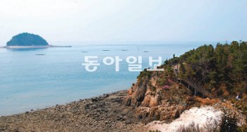 다음 달 3일 개통식을 하고 일반에 공개하는 인천 중구 소무의도의 ‘무의바다누리길’. 천혜의 해양 자연경관을 바라보며 쉬엄쉬엄 걸을 수 있어 관광객이 몰릴 것으로 보인다. 왼쪽의 조그마한 섬은 해녀도. 인천 중구 제공