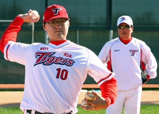 무너진 마운드에 KIA 선동열 감독(오른쪽)의 한숨이 깊어지고 있다. 한기주(왼쪽) 등이 돌아올 5월만 기다리고 있는 상황이다. 사진제공｜KIA 타이거즈