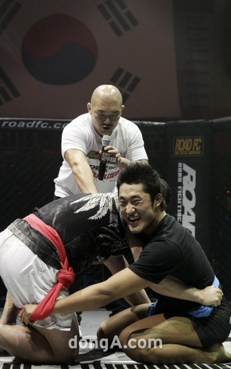 김동현과 이만기가 이색 씨름 대결을 벌였다. 국경원 기자 onecut@donga.com