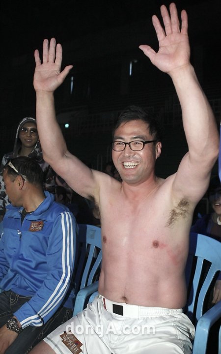 환호에 답하는 이만기 교수. 국경원 기자 onecut@donga.com