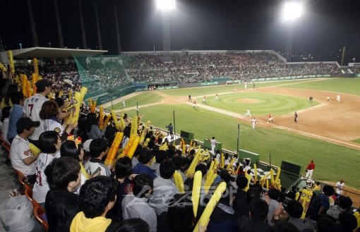 팬들은 야구장에서 좌석을 가장 불편하게 여기고 있다. 응원 막대풍선을 두드릴 때 옆 사람과 부딪칠 정도로 좌석의 좌우 간격이 
협소하고, 앞뒤 간격도 좁아 사람들이 드나들기 힘들어서다. 사진은 24일 광주구장을 가득 메운 팬들이 한화 박찬호와 KIA 
윤석민의 선발 맞대결을 관전하는 장면. 광주｜김종원 기자 won@donga.com 트위터 @beanjjun