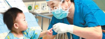 건국대병원 흉부외과 서동만 교수가 심장이식 수술을 받은 뒤 건강을 되찾고 있는 이모 양의 손가락을 잡고 있다. 중환자실에 있었던 이모 양은 오늘 일반 병실로 옮겨 치료를 받고 2주 후 퇴원할 예정이다. 건국대병원 제공