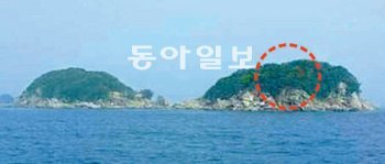 법원 경매에 부쳐질 인천 옹진군 영흥면 무인도 전경. 빨간색 동그라미로 표시된 섬이 경매 대상 무인도다. 지지옥션 제공