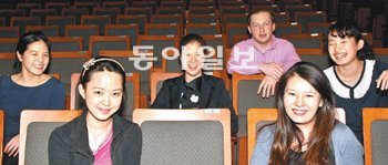 28, 29일 ‘LG와 함께하는 제8회 서울국제음악콩쿠르’ 결선 무대에 서는 샛별 바이올리니
스트 6명. 이들은 사진을 찍을 때 ‘김치’ 대신 “비에니아프스키(폴란드 바이올리니스트 겸
작곡가)”를 외쳤다. 27일 서울 예술의전당 콘서트홀 객석에서 왼쪽부터 이지윤, 허창,
해나 최, 파벨 밀류코프, 주리판, 모리 후미카 씨. 원대연 기자 yeon72@donga.com