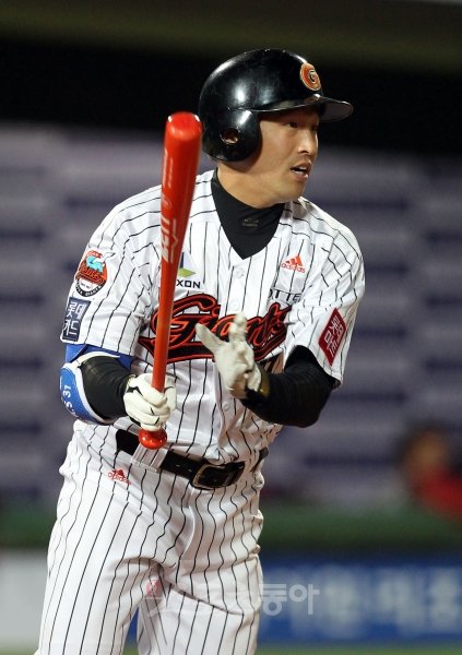 27일 부산 사직야구장에서 열린 2012 프로야구 1위 롯데자이언츠 대 3위 LG트윈스 경기 6회말 1사 2루 롯데 손아섭이 우전 안타를 치고 있다. 사직｜김종원기자 won@donga.com 트위터 @beanjjun