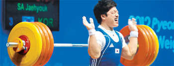 평택 아시아역도선수권대회 남자 85kg급에 출전한 사재혁이 27일 용상 2차 시기에서 자신의 최고기록보다 2kg 많은 213kg에 도전했지만 실패하자 아쉬운 표정을 짓고 있다. 평택=뉴시스