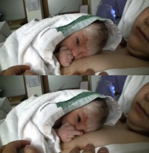 갓난 아기 돌발재롱